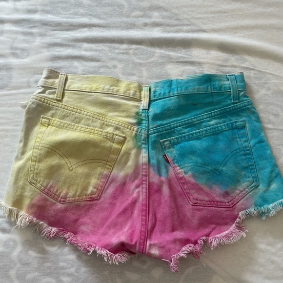 Levi’s tie dye Jean shorts - Picture 3 of 4
